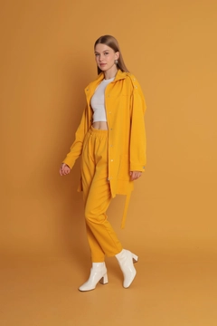 Una modelo de ropa al por mayor lleva kam11663-atlas-fabric-women's-trousers-with-elastic-waist-mustard, Pantalón turco al por mayor de Kaktus Moda