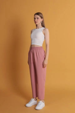 Ein Bekleidungsmodell aus dem Großhandel trägt kam11675-atlas-fabric-women's-trousers-with-elastic-waist-powder, türkischer Großhandel Hose von Kaktus Moda