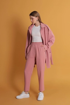 Bir model, Kaktus Moda toptan giyim markasının kam11675-atlas-fabric-women's-trousers-with-elastic-waist-powder toptan Pantolon ürününü sergiliyor.