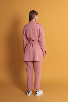 Ένα μοντέλο χονδρικής πώλησης ρούχων φοράει kam11675-atlas-fabric-women's-trousers-with-elastic-waist-powder, τούρκικο Παντελόνι χονδρικής πώλησης από Kaktus Moda