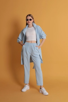 Una modelo de ropa al por mayor lleva kam11684-atlas-fabric-women's-trousers-with-elastic-waist-baby-blue, Pantalón turco al por mayor de Kaktus Moda