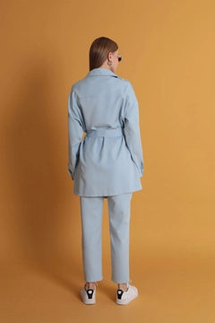 Una modelo de ropa al por mayor lleva kam11684-atlas-fabric-women's-trousers-with-elastic-waist-baby-blue, Pantalón turco al por mayor de Kaktus Moda