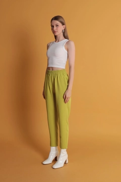 Hurtowa modelka nosi kam11686-atlas-fabric-women's-trousers-with-elastic-waist-oil-green, turecka hurtownia Spodnie firmy Kaktus Moda