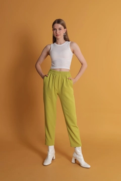 Una modelo de ropa al por mayor lleva kam11686-atlas-fabric-women's-trousers-with-elastic-waist-oil-green, Pantalón turco al por mayor de Kaktus Moda