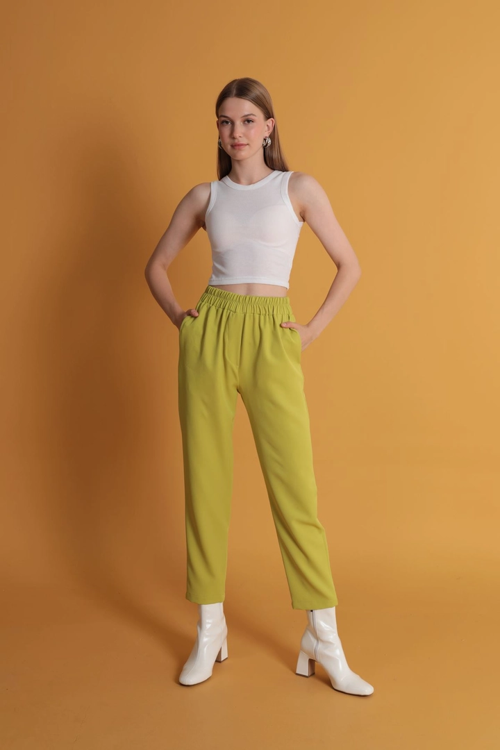 Een kledingmodel uit de groothandel draagt kam11686-atlas-fabric-women's-trousers-with-elastic-waist-oil-green, Turkse groothandel Broek van Kaktus Moda
