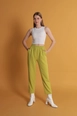 Bir model,  toptan giyim markasının kam11686-atlas-fabric-women's-trousers-with-elastic-waist-oil-green toptan  ürününü sergiliyor.