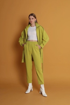 Ένα μοντέλο χονδρικής πώλησης ρούχων φοράει kam11686-atlas-fabric-women's-trousers-with-elastic-waist-oil-green, τούρκικο Παντελόνι χονδρικής πώλησης από Kaktus Moda