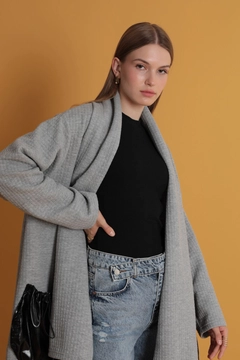 A wholesale clothing model wears kam11695-honeycomb-fabric-oversize-pocket-garni-detail-women's-cardigan-gray, Turkish wholesale Cardigan of Kaktus Moda