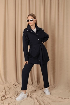 Ένα μοντέλο χονδρικής πώλησης ρούχων φοράει kam11773-atlas-fabric-women's-trousers-with-elastic-waist-navy-blue, τούρκικο Παντελόνι χονδρικής πώλησης από Kaktus Moda