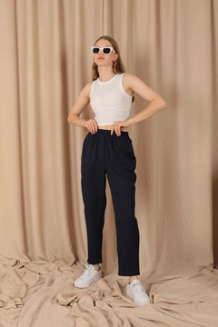 Ein Bekleidungsmodell aus dem Großhandel trägt kam11773-atlas-fabric-women's-trousers-with-elastic-waist-navy-blue, türkischer Großhandel Hose von Kaktus Moda