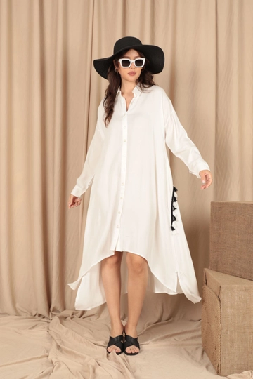 Bir model, Kaktus Moda toptan giyim markasının  Viskon Kumaş Püskül Detaylı Düğmeli Kadın Elbise - Ekru
 toptan Elbise ürününü sergiliyor.