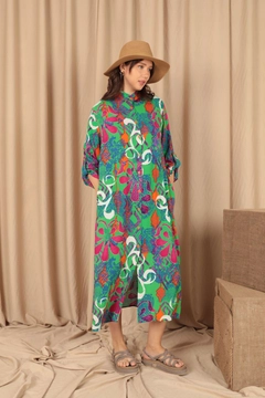 A wholesale clothing model wears kam12469-viscose-printed-fabric-long-women's-dress-with-magnificent-collar-green, Turkish wholesale Dress of Kaktus Moda