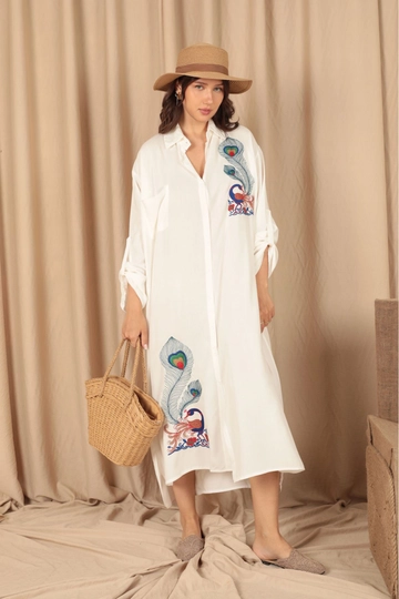 Veleprodajni model oblačil nosi  Dolga ženska obleka iz viskoznega blaga z izvezenimi detajli - Ecru
, turška veleprodaja Obleka od Kaktus Moda