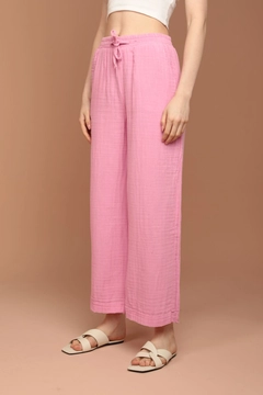 A wholesale clothing model wears kam12642-muslin-fabric-wide-leg-women's-trousers-with-elastic-waist-pink, Turkish wholesale Pants of Kaktus Moda