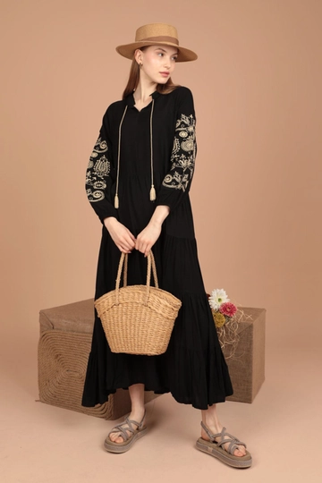 A wholesale clothing model wears  Viscose Fabric Embroidered Women's Dress - Black
, Turkish wholesale Dress of Kaktus Moda