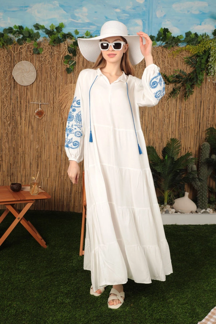 A wholesale clothing model wears kam12675-viscose-fabric-embroidered-women's-dress-ecru, Turkish wholesale Dress of Kaktus Moda
