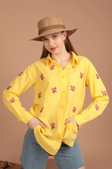 A wholesale clothing model wears  Linen Fabric Rose Embroidered Women's Shirt - Yellow
, Turkish wholesale Shirt of Kaktus Moda