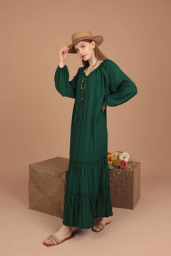A wholesale clothing model wears kam12701-viscose-fabric-lace-funny-casual-women's-dress-emerald-green, Turkish wholesale Dress of Kaktus Moda