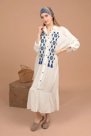 Een kledingmodel uit de groothandel draagt  Viscose stof boze oog geborduurde damesjurk met kralen - Ecru
, Turkse groothandel Jurk van Kaktus Moda