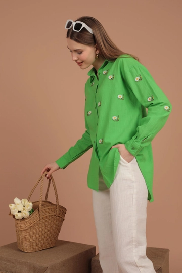 A wholesale clothing model wears  Linen Fabric Daisy Pattern Women's Shirt - Green
, Turkish wholesale Shirt of Kaktus Moda