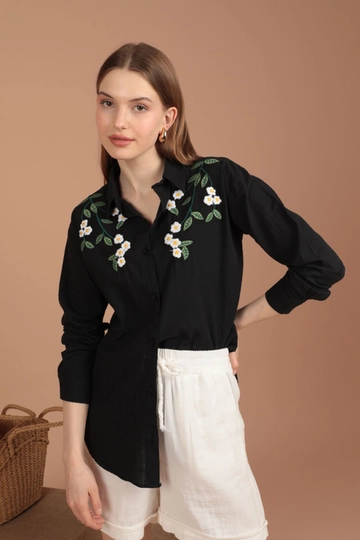 A wholesale clothing model wears  Linen Fabric Daisy Embroidered Women's Shirt - Black
, Turkish wholesale Shirt of Kaktus Moda