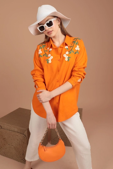 A wholesale clothing model wears  Linen Fabric Daisy Embroidered Women's Shirt - Orange
, Turkish wholesale Shirt of Kaktus Moda