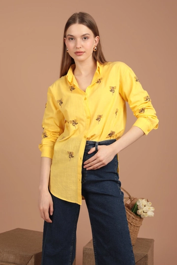 A wholesale clothing model wears  Linen Fabric Beaded Embroidered Women's Shirt - Yellow
, Turkish wholesale Shirt of Kaktus Moda