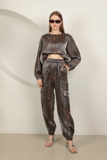 A wholesale clothing model wears  Shiny Fabric Leopard Pattern Women's Suit - Brown
, Turkish wholesale Suit of Kaktus Moda