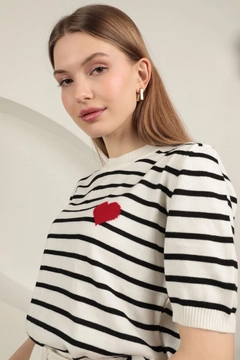 A wholesale clothing model wears kam12901-knitwear-striped-heart-patterned-women's-short-sleeve-blouse-ecru, Turkish wholesale Blouse of Kaktus Moda