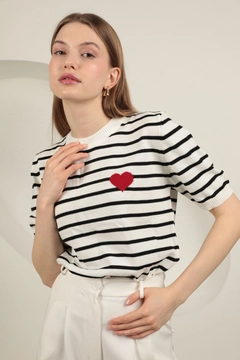 A wholesale clothing model wears kam12901-knitwear-striped-heart-patterned-women's-short-sleeve-blouse-ecru, Turkish wholesale Blouse of Kaktus Moda