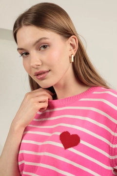 A wholesale clothing model wears kam12909-knitwear-striped-heart-patterned-women's-short-sleeve-blouse-fuchsia, Turkish wholesale Blouse of Kaktus Moda