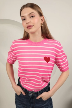 A wholesale clothing model wears kam12909-knitwear-striped-heart-patterned-women's-short-sleeve-blouse-fuchsia, Turkish wholesale Blouse of Kaktus Moda