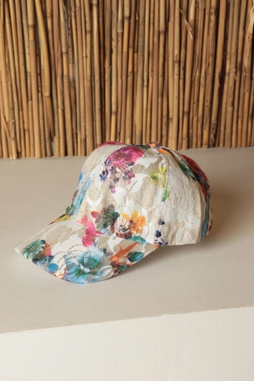 Bir model, Kaktus Moda toptan giyim markasının  Gül Detaylı Kep - Renkli
 toptan Şapka ürününü sergiliyor.