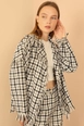 Een kledingmodel uit de groothandel draagt 24016-jacket-ecru, Turkse groothandel  van 