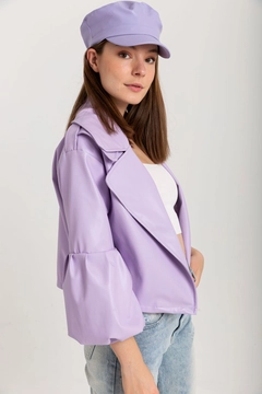 Una modella di abbigliamento all'ingrosso indossa 24064 - Jacket - Lilac, vendita all'ingrosso turca di Giacca di Kaktus Moda