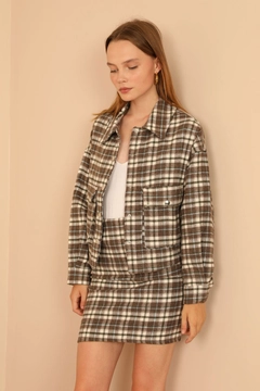 Ein Bekleidungsmodell aus dem Großhandel trägt 24074 - Plaid Jacket - Beige, türkischer Großhandel Jacke von Kaktus Moda