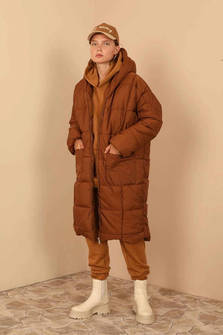 Una modella di abbigliamento all'ingrosso indossa 24080 - Coat - Brown, vendita all'ingrosso turca di Cappotto di Kaktus Moda
