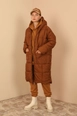 Модел на дрехи на едро носи 24080-coat-brown, турски едро  на 