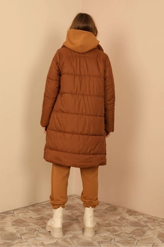 Ein Bekleidungsmodell aus dem Großhandel trägt 24080 - Coat - Brown, türkischer Großhandel Mantel von Kaktus Moda