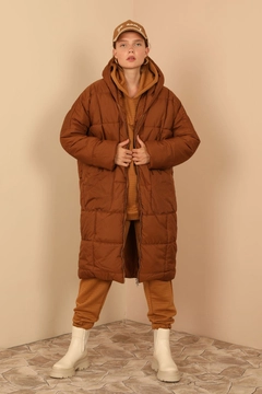 Een kledingmodel uit de groothandel draagt 24080 - Coat - Brown, Turkse groothandel Jas van Kaktus Moda
