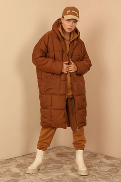 Una modella di abbigliamento all'ingrosso indossa 24080 - Coat - Brown, vendita all'ingrosso turca di Cappotto di Kaktus Moda
