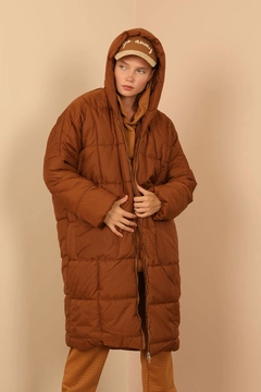 Ένα μοντέλο χονδρικής πώλησης ρούχων φοράει 24080 - Coat - Brown, τούρκικο Σακάκι χονδρικής πώλησης από Kaktus Moda