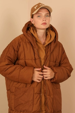 Ein Bekleidungsmodell aus dem Großhandel trägt 24080 - Coat - Brown, türkischer Großhandel Mantel von Kaktus Moda