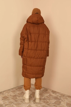 Bir model, Kaktus Moda toptan giyim markasının 24080 - Coat - Brown toptan Kaban ürününü sergiliyor.