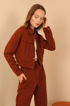 Una modella di abbigliamento all'ingrosso indossa 24097 - Jacket - Brown, vendita all'ingrosso turca di Giacca di Kaktus Moda