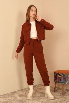 Una modella di abbigliamento all'ingrosso indossa 24097 - Jacket - Brown, vendita all'ingrosso turca di Giacca di Kaktus Moda