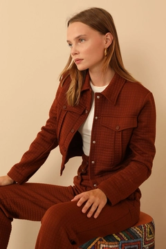 Bir model, Kaktus Moda toptan giyim markasının 24097 - Jacket - Brown toptan Ceket ürününü sergiliyor.