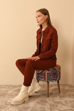 Bir model, Kaktus Moda toptan giyim markasının 24097 - Jacket - Brown toptan Ceket ürününü sergiliyor.