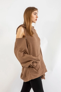 A wholesale clothing model wears 24175 - Sweatshirt - Mink, Turkish wholesale Hoodie of Kaktus Moda