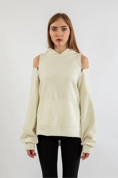 A wholesale clothing model wears 24236 - Sweatshirt - Ecru, Turkish wholesale Hoodie of Kaktus Moda